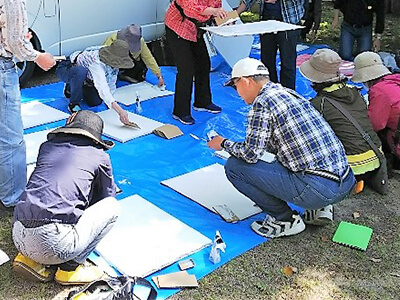 下地を施す様子